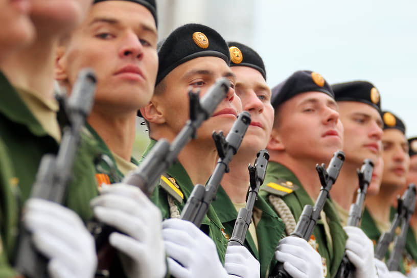 Военный парад на Театральной площади, посвященный 76-летию Победы в Великой Отечественной войне (ВОВ).