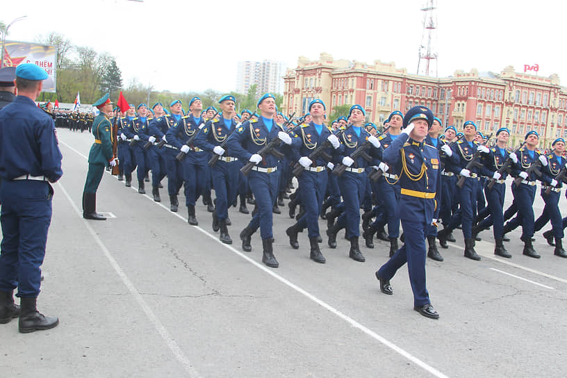 Военный парад на Театральной площади, посвященный 76-летию Победы в Великой Отечественной войне (ВОВ).