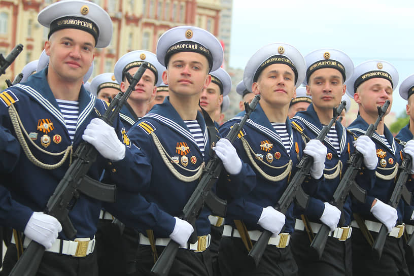 Военный парад на Театральной площади, посвященный 76-летию Победы в Великой Отечественной войне (ВОВ).