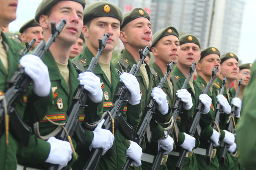 Военный парад на Театральной площади, посвященный 76-летию Победы в Великой Отечественной войне (ВОВ).