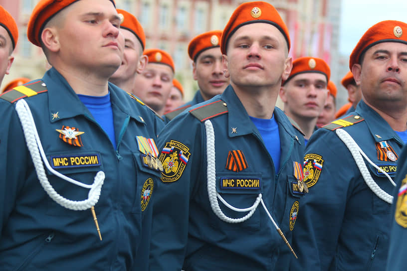 Военный парад на Театральной площади, посвященный 76-летию Победы в Великой Отечественной войне (ВОВ).