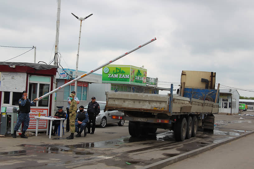 Закрытый по решению властей оптовый овощной рынок, в Аксайском районе