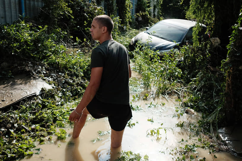 Июль 2021 г. Россия, Краснодарский край, Джубга
Последствия наводнения в Джубге. Запопленный легковой автомобиль на улице.