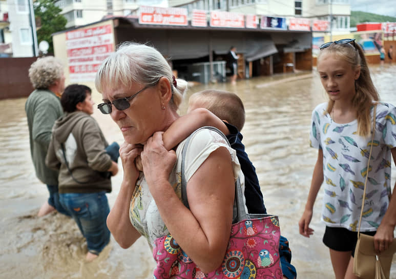 Июль 2021 г. Россия, Краснодарский край, Туапсинский р-он
Последствия наводнения в Лермонтове. Затопленная водой улица поселка. Туристы после наводнения идут по колено в воде.