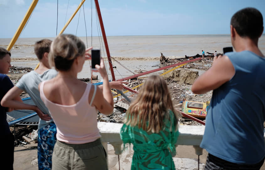 Июль 2021 г. Россия, Краснодарский край, Туапсинский р-он
Последствия наводнения в Лермонтове. Туристы фотографируют пляж после наводнения.