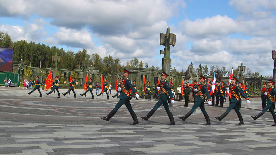 Церемония передачи 15 исторических боевых знамен от военнослужащих караула Московского гарнизона военнослужащим Южного военного округа прошла на Соборной площади Главного храма Вооруженных сил России в парке &quot;Патриот&quot;. Знамена станут экспонатами музеев Южного и Северо-Кавказского федеральных округов.