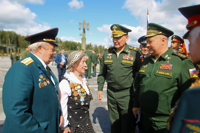 Празднование Дня государственного флага России. Церемония передачи 15 исторических боевых знамен от военнослужащих караула Московского гарнизона военнослужащим Южного военного округа (ЮВО) прошла на Соборной площади Главного храма Вооруженных сил России в парке &quot;Патриот&quot;. Знамена станут экспонатами музеев Южного и Северо-Кавказского федеральных округов. Командующий войскам ЮВО Александр Дворников (третий слева) и заместитель начальника Генерального штаба Вооружённых сил России Александр Чайко (справа) во время церемонии.