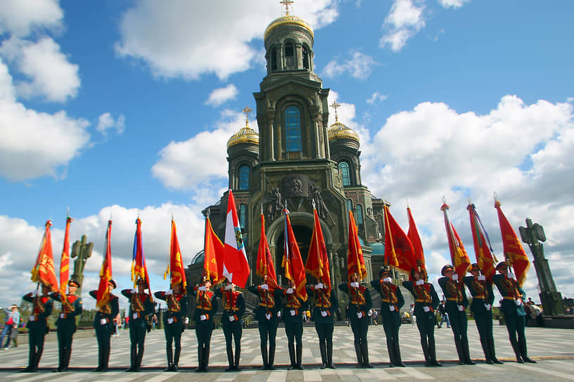 Празднование Дня государственного флага России. Церемония передачи 15 исторических боевых знамен от военнослужащих караула Московского гарнизона военнослужащим Южного военного округа прошла на Соборной площади Главного храма Вооруженных сил России в парке &quot;Патриот&quot;. Знамена станут экспонатами музеев Южного и Северо-Кавказского федеральных округов.