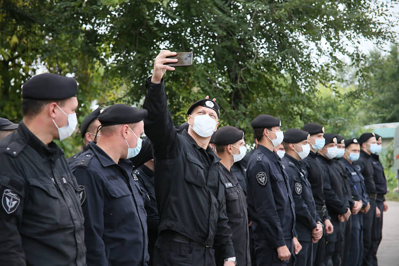 Сотрудники Управления Росгвардии по Ростовской области во время участия во Всероссийском экологическом субботнике &quot;Зеленая Россия&quot;.