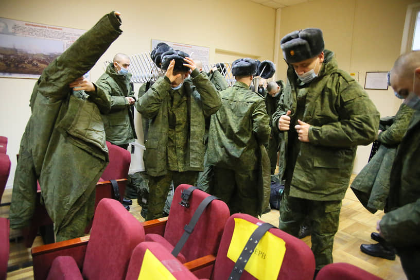 Призывники перед отправкой к местам несения службы, на областном сборном пункте.

