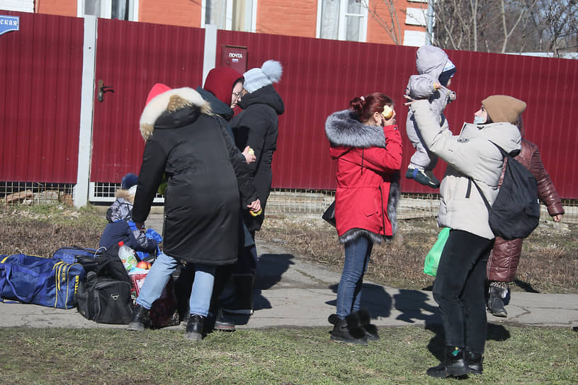 Ситуация в Ростовской области в период обострения ситуации в самопровозглашенных Донецкой Народной Республике (ДНР) и Луганской Народной республике (ЛНР). Прибытие эвакуированных граждан ДНР в Ростовскую область. Эвакуированные граждане Донецкой народной республики (ДНР) во время прибытия в лагерь беженцев, организованный на базе Детского оздоровительного центра &quot;Котлостроитель&quot; на хуторе Красный Десант в Неклиновском районе (граничит на западе с Украиной).