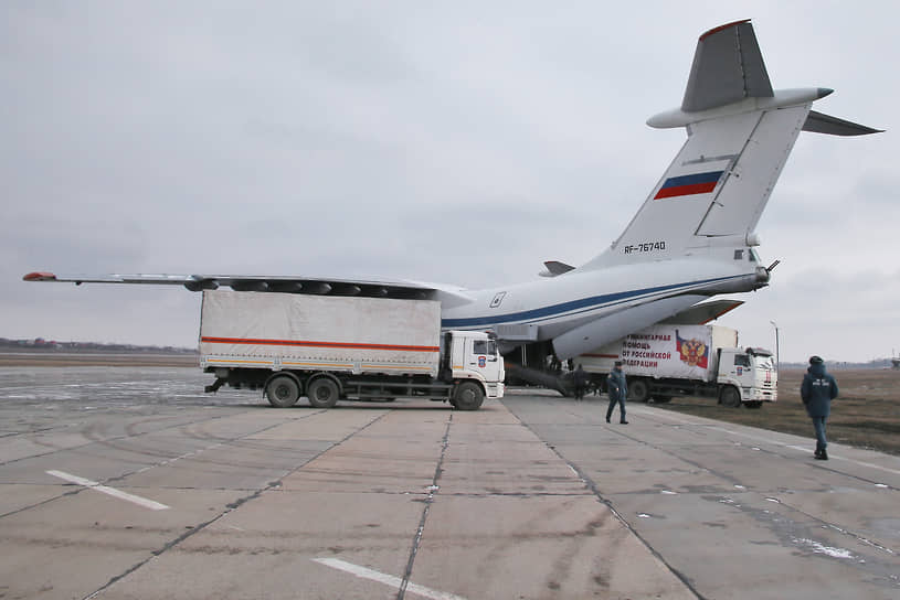 Погрузка гуманитарной помощи для жителей Украины, на одном из военных аэродромов Ростовской области.