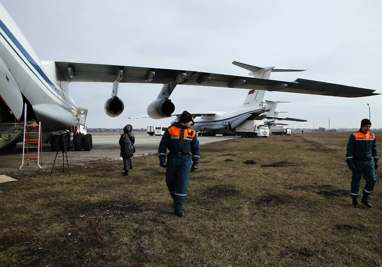 Погрузка гуманитарной помощи для жителей Украины, на одном из военных аэродромов Ростовской области.