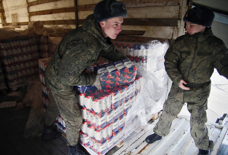 Погрузка гуманитарной помощи для жителей Донбасса и других освобожденных украинских территорий, на одном из военных аэродромов Ростовской области.