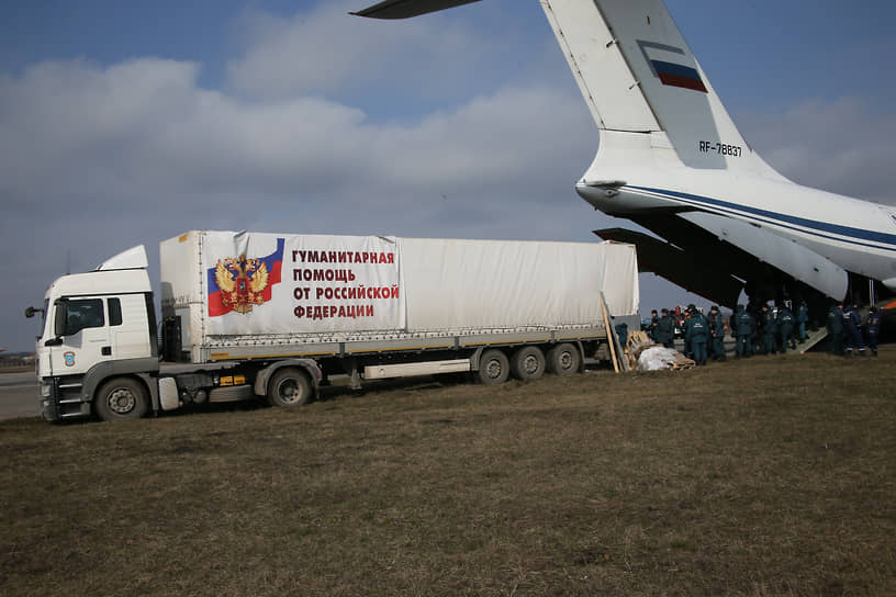 Погрузка гуманитарной помощи для жителей Донбасса и других освобожденных украинских территорий, на одном из военных аэродромов Ростовской области.
