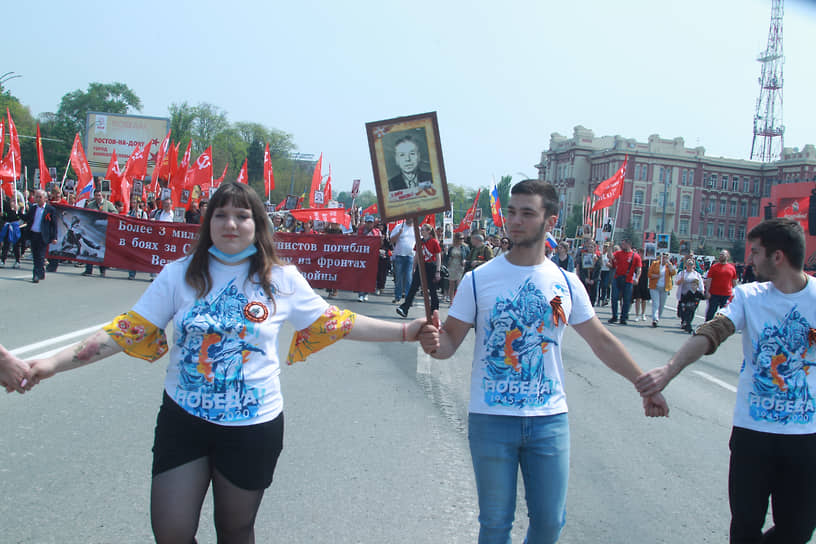 Празднование 77-ой годовщины Победы в Великой Отечественной войне. Участники акции памяти &quot;Бессмертный полк&quot; во время шествия