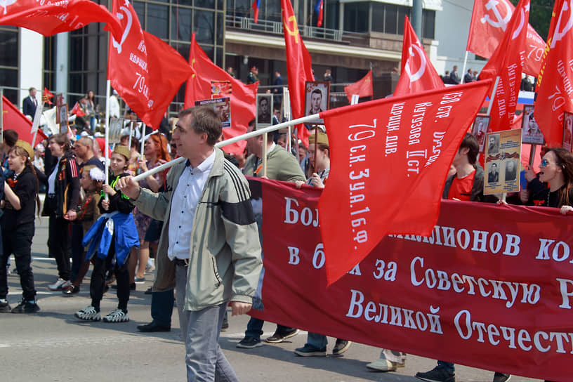 Празднование 77-ой годовщины Победы в Великой Отечественной войне. Участники акции памяти &quot;Бессмертный полк&quot; во время шествия