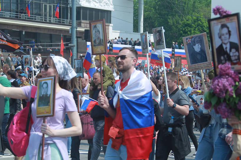 Празднование 77-ой годовщины Победы в Великой Отечественной войне. Участники акции памяти &quot;Бессмертный полк&quot; во время шествия