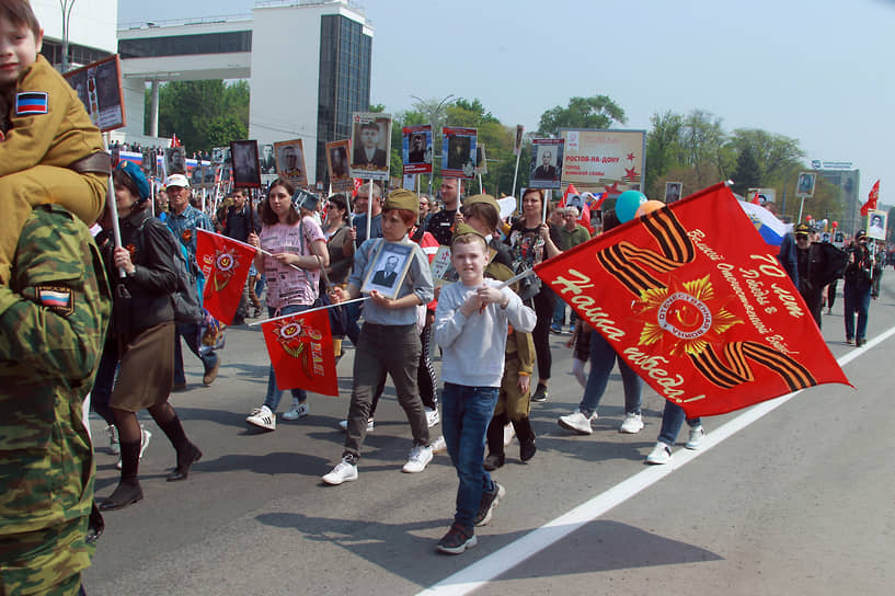 Празднование 77-ой годовщины Победы в Великой Отечественной войне. Участники акции памяти &quot;Бессмертный полк&quot; во время шествия