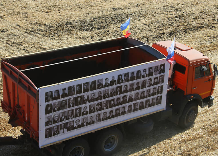 Парад комбайнов после уборки ранних зерновых в колхозе имени Шаумяна Мясниковского района Ростовской области.