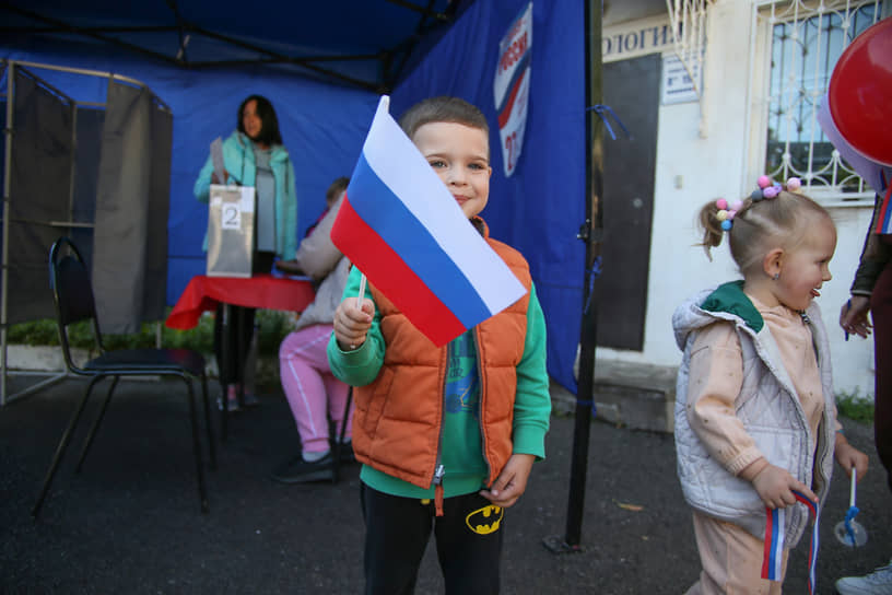 Проведение референдумов о вхождении в состав России Донецкой народной республики (ДНР), Луганской народной республики (ЛНР) и освобожденных территорий. Избиратели во время голосования на избирательном участке в Донском государственном аграрном университете (ДонГАУ).