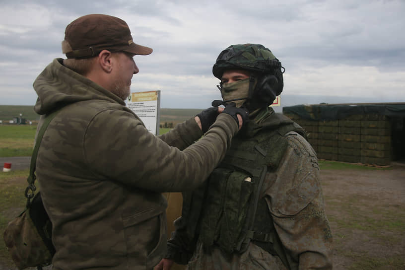 Граждане, призванные из запаса в рамках частичной мобилизации, и добровольцы во время боевого слаживания в составе воинских подразделений на полигоне в Ростовской области.