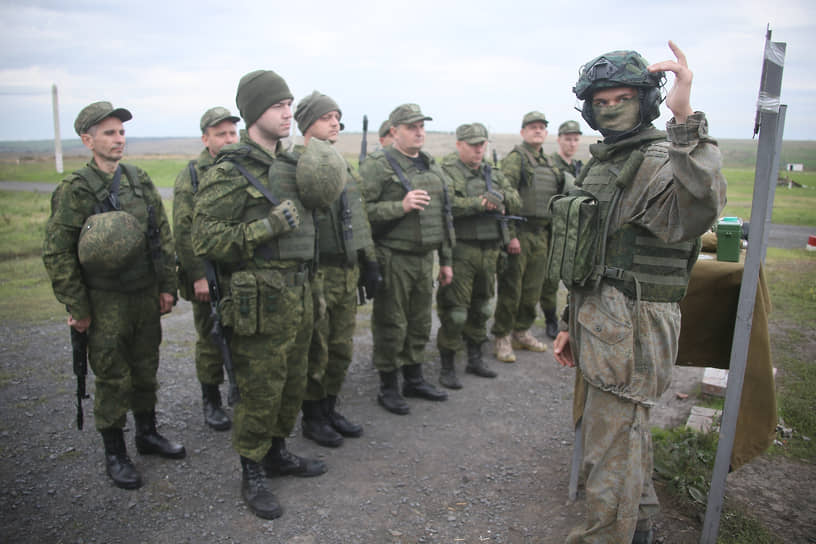 Граждане, призванные из запаса в рамках частичной мобилизации, и добровольцы во время боевого слаживания в составе воинских подразделений на полигоне в Ростовской области.