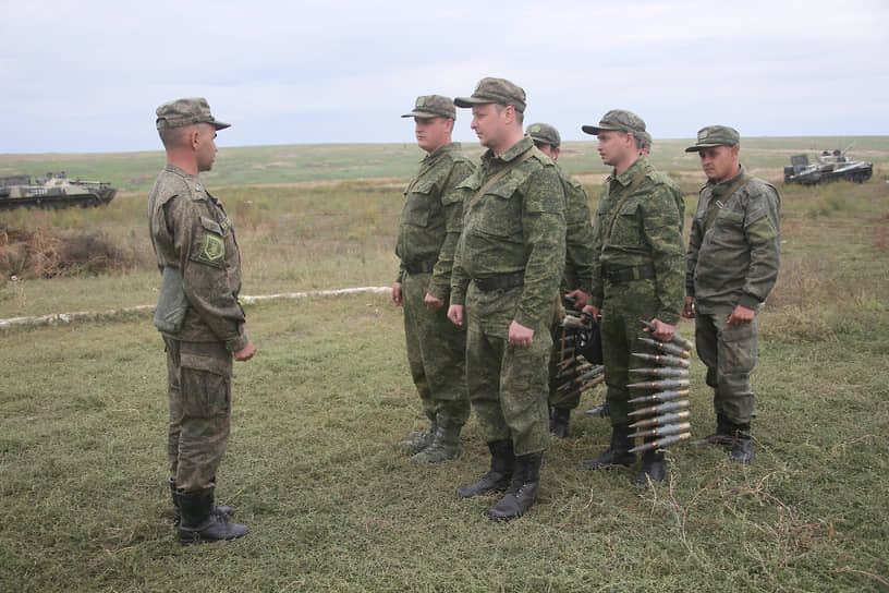 Граждане, призванные из запаса в рамках частичной мобилизации, и добровольцы во время боевого слаживания в составе воинских подразделений на полигоне в Ростовской области.