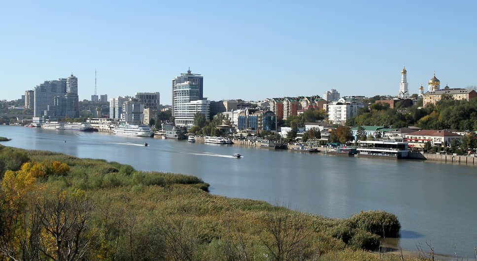 Расположившийся вдоль реки Ростов как будто парит над водой.