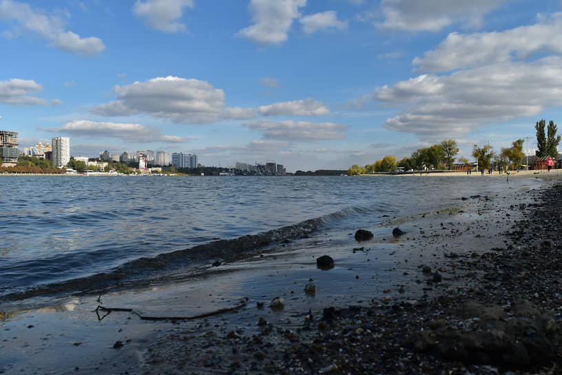 Под мостом, вдали от мощеной набережной можно услышать плеск речной волны.