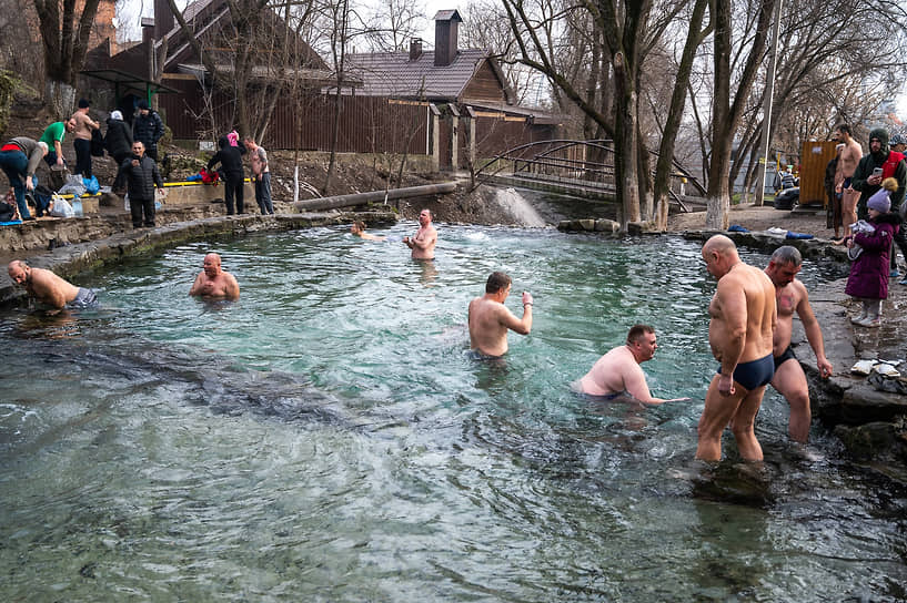 Праздник Крещения Господня. Верующие во время Крещенских купаний.