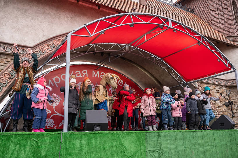 Празднование &quot;Широкой Масленицы&quot; в Лога-Парке