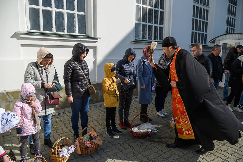 Освящение пасхальных куличей и яиц, в Ростовском кафедральном соборе Рождества Пресвятой Богородицы.