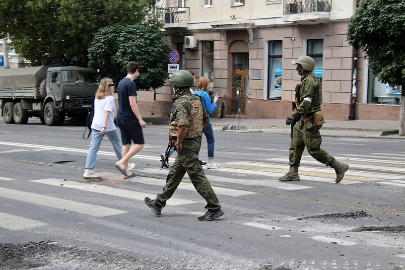 Ситуация в Ростове-на-Дону. Военнослужащие на улице города.