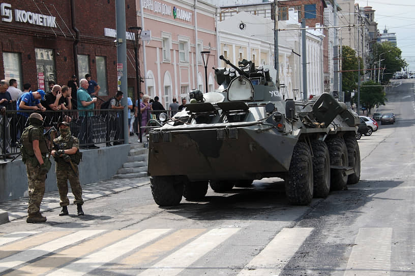 Ситуация в Ростове-на-Дону. Военная техника на улице города.