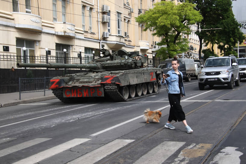 Ситуация в Ростове-на-Дону. Военная техника на улице города.