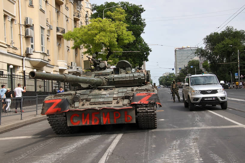 Ситуация в Ростове-на-Дону. Военная техника на улице города.