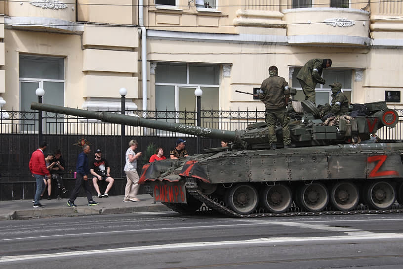 Ситуация в Ростове-на-Дону. Военная техника на улице города.