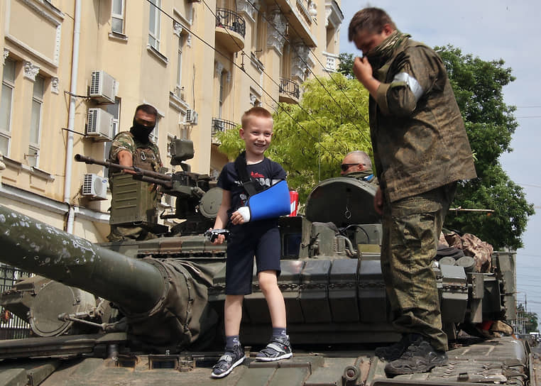 Ситуация в Ростове-на-Дону. Военная техника на улице города.