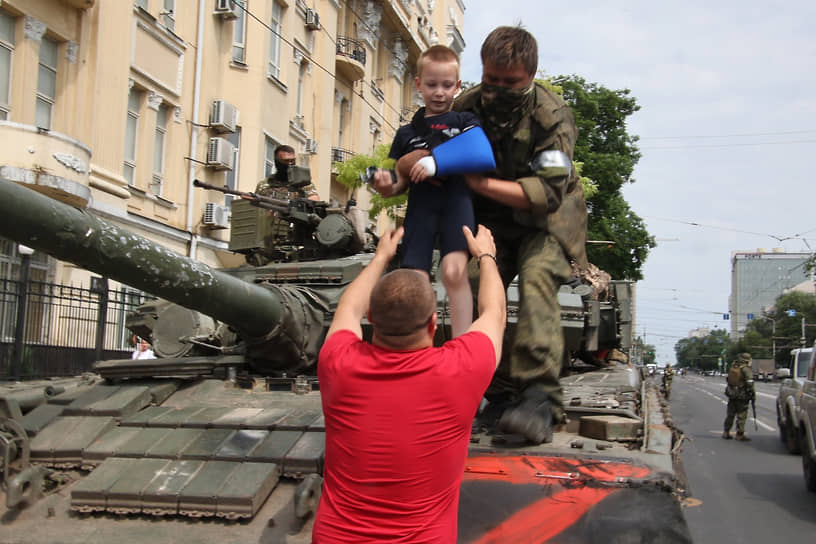 Ситуация в Ростове-на-Дону. Военная техника на улице города.