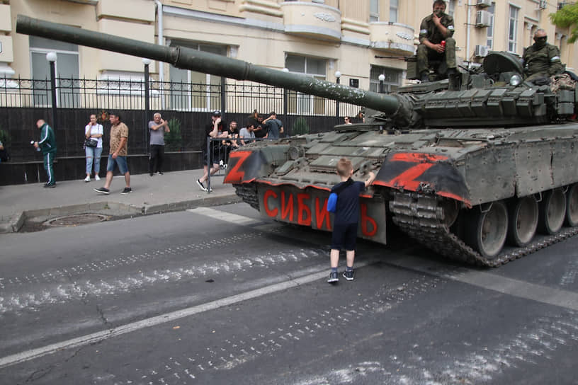 Ситуация в Ростове-на-Дону. Военная техника на улице города.