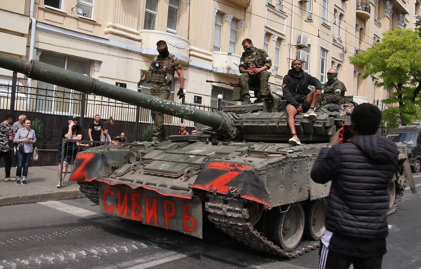 Ситуация в Ростове-на-Дону. Военная техника на улице города.