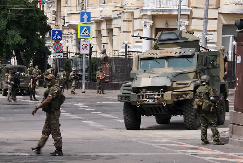 Ситуация в Ростове-на-Дону. Военная техника на улице города.