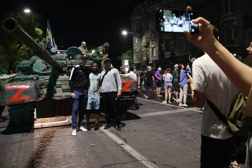 Обстановка в Ростове-на-Дону после объявления об уходе бойцов ЧВК &quot;Вагнер&quot;. Военная техника и местные жители на улице города.