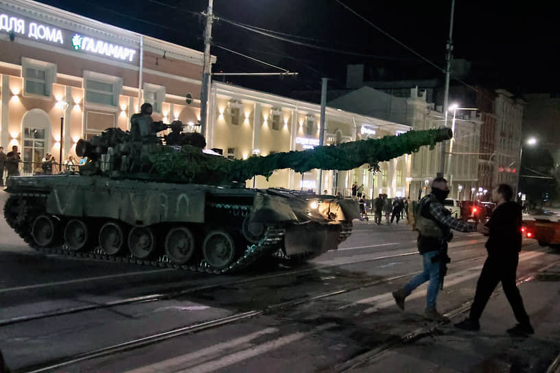 Обстановка в Ростове-на-Дону после объявления об уходе бойцов ЧВК &quot;Вагнер&quot;. Военная техника на улице города.