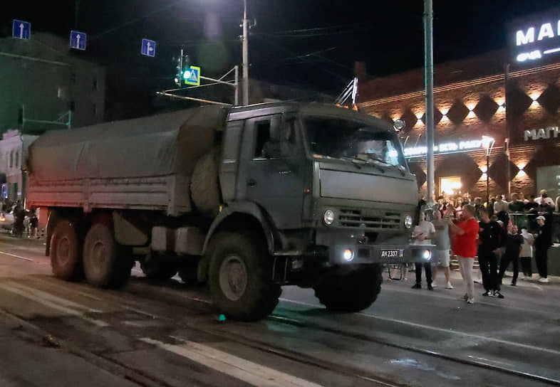 Обстановка в Ростове-на-Дону после объявления об уходе бойцов ЧВК &quot;Вагнер&quot;. Военная техника на улице города.