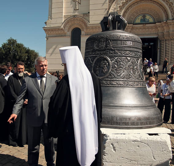 Торжественные мероприятия, посвященные 270-летию со дня рождения атамана Матвея Ивановича Платова. Губернатор Ростовской области Василий Голубев после окончания богослужения в патриаршем Вознесенском войсковом всеказачьем соборе