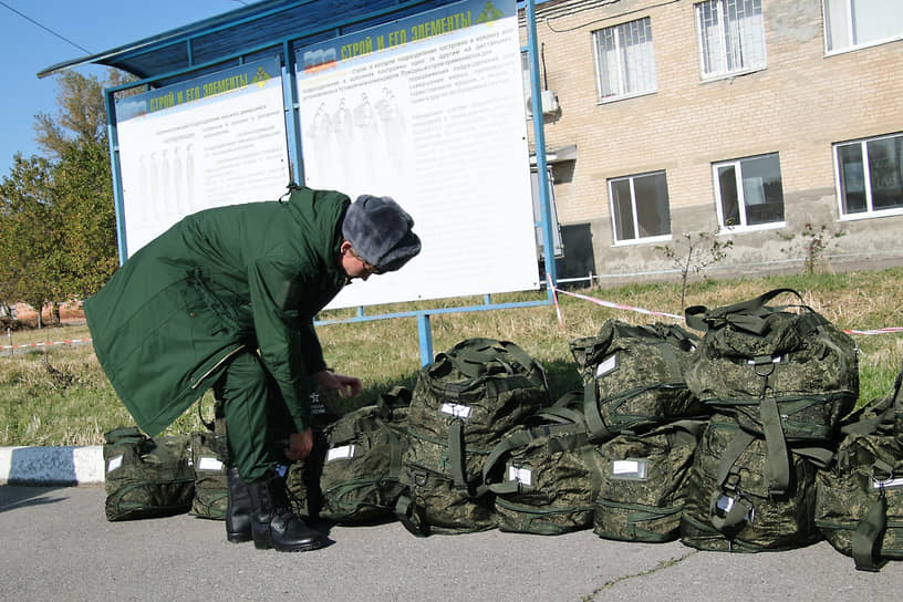 Осенний призыв в Ростовской области. Призывники на сборном пункте военного комиссариата перед отправкой к месту несения военной службы.