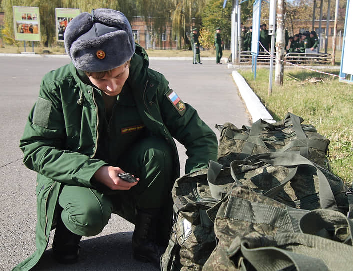 Осенний призыв в Ростовской области. Призывники на сборном пункте военного комиссариата перед отправкой к месту несения военной службы.