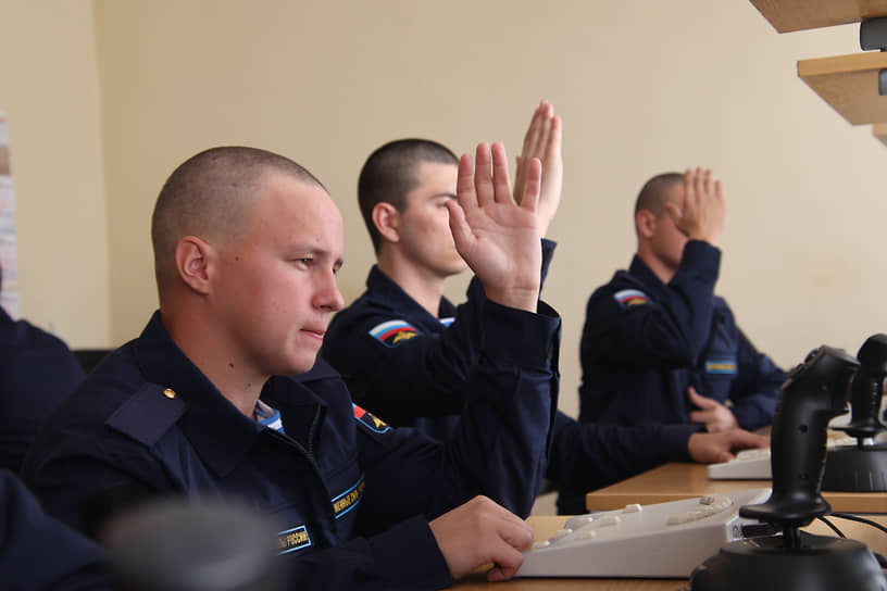 Осенний призыв в Ростовской области. Призывники на сборном пункте военного комиссариата перед отправкой к месту несения военной службы.